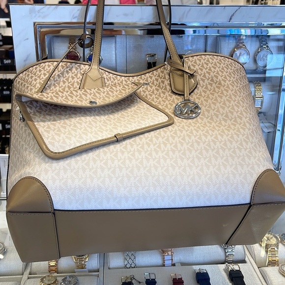 Michael Kors Eva Large Ombré Signature Logo Tote Bag
Husk 
NWT - Picture 12 of 16